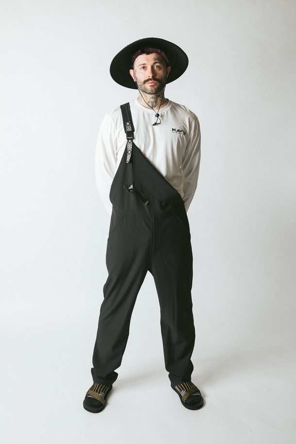 칠바는 아웃도어 활동과 일상에서 모두 활용 가능한 공용 모자입니다. 블랙 컬러의 무지 디자인에 24cm 모자 깊이, 47cm 챙 넓이로 제작되었으며, 부드러운 촉감의 나일론 소재를 사용하여 편안한 착용감을 선사합니다. 퀵드라이 폴리 메쉬 내부와 통기성을 위한 메쉬 디자인이 적용되어 쾌적함을 유지하며, UPF 50+ 자외선 차단 기능으로 햇볕으로부터 피부를 보호합니다. 고프코어, 캐주얼, 미니멀 스타일의 등산룩, 여행룩, 산책룩에 매치하기 좋으며, 토글과 목걸이형 착용이 가능합니다.
