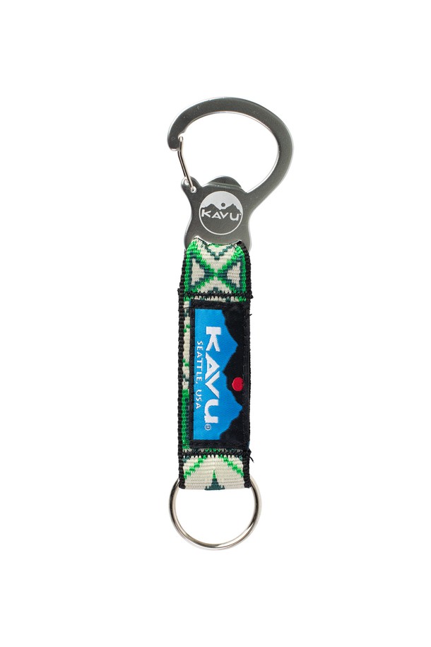 크랙킷오픈은 캠핑 및 일상생활에서 유용한 이중 기능 키링입니다. 잠금 기능을 갖춘 카라비너 스타일 클립과 병따개, 열쇠고리 기능을 하나로 합쳐 실용성을 높였습니다. 튼튼한 폴리프로필렌과 알루미늄 소재로 제작되어 내구성이 뛰어나며, 블랙, 그린, 블루 세 가지 색상으로 제공됩니다. 가방이나 벨트 루프에 간편하게 부착하여 열쇠를 안전하게 보관하고, 필요할 때 언제든지 병뚜껑을 열 수 있습니다. 로고 디자인이 적용된 카라비너로 세련된 디자인을 더했습니다.
