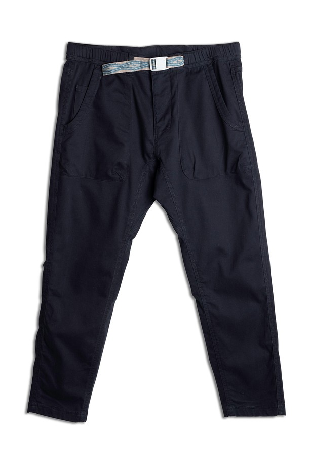 쿠마노는 아웃도어 활동과 일상 모두에 적합한 유니섹스 긴 바지입니다. 면과 라이크라 혼방의 부드러운 촉감으로 사계절 내내 편안하게 착용할 수 있으며, 스트레이트 핏과 레귤러 핏으로 제작되어 활동성을 높였습니다. 블랙 색상의 무지 디자인으로 캐주얼 스타일을 연출하며, 내장형 벨트, 사이드 릴리즈 버클, 다양한 수납 포켓 등 실용적인 디테일도 갖췄습니다. 밑위 보강과 이중 바늘 스티치, 로고 단추로 내구성을 더했습니다.
