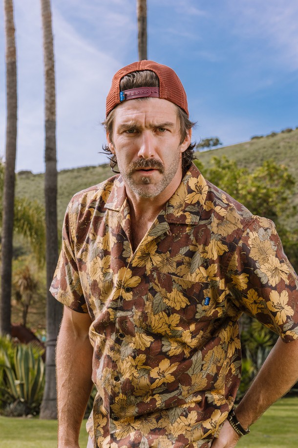 어보브 스탠다드는 시원한 메쉬 소재와 부드러운 촉감으로 편안한 착용감을 제공하는 트러커캡입니다. 체리 마호가니 컬러가 돋보이며, 6패널 구조와 조절 가능한 스냅 클로저로 완벽한 핏을 선사합니다. 뛰어난 통기성과 흡습 기능, 자외선 차단 기능으로 여름철 야외 활동에도 적합하며, 신축성과 내구성이 뛰어나 오랫동안 형태를 유지합니다. 브랜드 자수 디테일이 돋보이며, 캐주얼, 스포티, 고프코어 스타일을 모두 소화할 수 있어 여행룩, 휴가룩에 활용하기 좋습니다. 챙 넓이는 78.5cm, 모자 깊이는 16cm 입니다.
