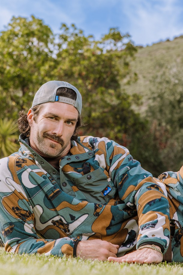 어보브 스탠다드는 여름철 야외 활동에 적합한 트러커햇입니다. 체리 마호가니, 치노이스 그린 두 가지 색상으로 출시되었으며, 공용으로 착용 가능합니다. 폴리에스테르 소재로 제작되어 16cm 깊이의 모자 깊이와 7.4cm 챙 넓이를 갖추었습니다. 부드러운 촉감과 6패널 메쉬 패턴이 특징이며, KAVU 자수와 곡선 챙 디자인으로 포인트를 더했습니다. UV 차단, 통기, 흡습 기능으로 쾌적함을 유지하며, 내구성과 신축성, 형태 유지 기능으로 실용성을 높였습니다. 여행, 휴가, 등산 등 다양한 TPO에 캐주얼, 고프코어, 스포티 스타일로 활용하기 좋습니다.
