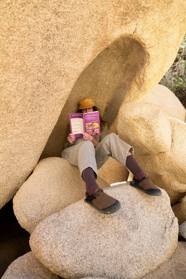 베드락 마운틴 클록은 남성용 신발로, 하이킹과 일상생활 모두에 적합합니다. Pinecone 컬러의 스웨이드, 폴리에스테르, 고무 소재를 사용하여 사계절 내내 착용 가능하며, 16mm 플랫 굽과 메쉬 안감으로 편안함을 더했습니다. 클라이밍 러버 토캡, 조절 가능한 스트랩 시스템, 힐 후크 클로저 시스템, 논마킹 러버 아웃솔, 방수 및 통기 기능을 갖춰 활동성을 높였습니다. 고프코어, 캐주얼, 미니멀 스타일의 여행룩, 등산룩, 캠핑룩 연출에 활용해보세요.
