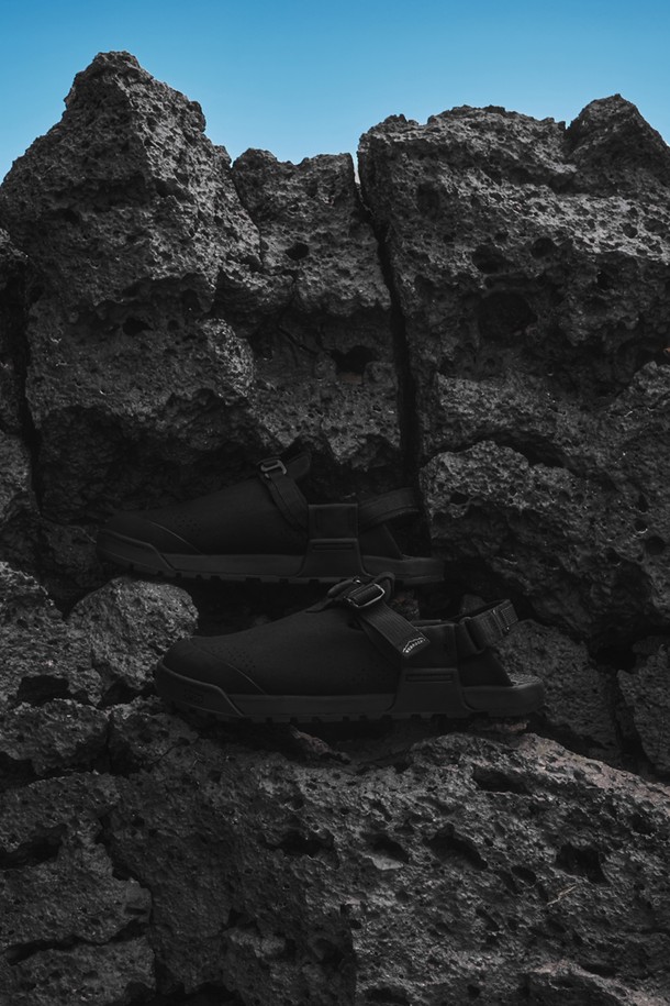 베드락 마운틴 클록은 남성용 클로그로, 하이킹 및 일상 생활에서 활용하기 좋은 신발입니다. 블랙 컬러의 스웨이드, 폴리에스테르, 고무 혼방 소재로 제작되었으며, 16mm 굽 높이의 플랫 디자인을 갖추었습니다. 발을 보호하고 지지하는 기능과 함께, 조절 가능한 힐 스트랩, 클라이밍 러버 토캡, 아치 서포트, 수분 흡수 메쉬 라이닝 등 다양한 특징을 제공합니다. 방수, 통기, 신축성, 보호 기능을 갖춰, 고프코어, 캐주얼, 미니멀 스타일의 여행룩, 산책룩, 캠핑룩에 잘 어울립니다.
