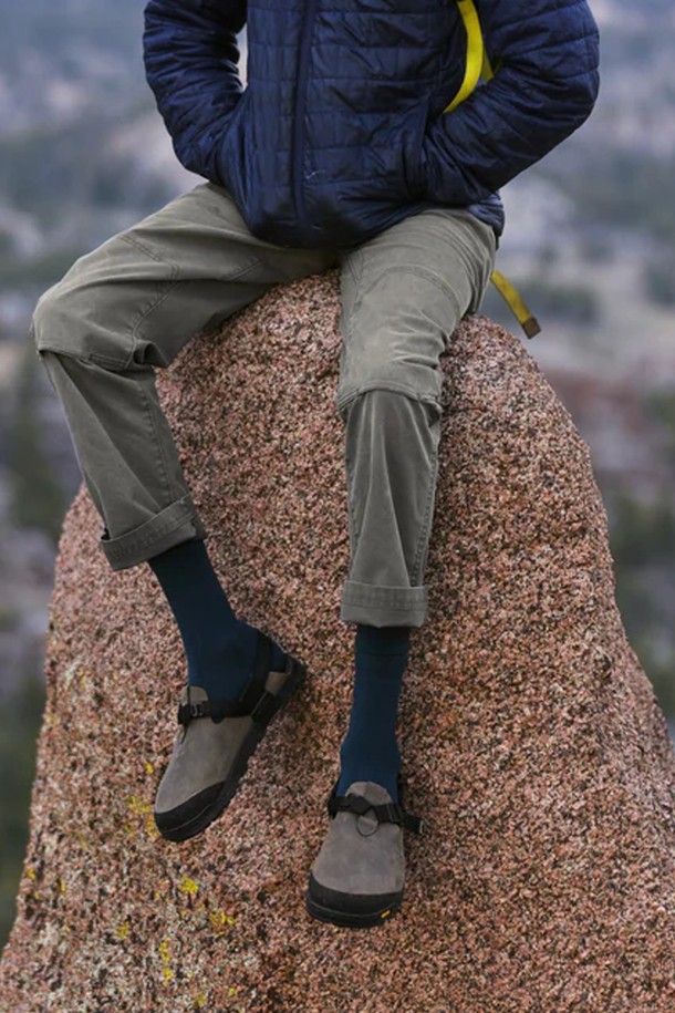 베드락 마운틴 클록은 남성을 위해 디자인된 클로그입니다. 드리프트우드와 그레이 두 가지 색상으로 제공되며, 하이킹과 일상생활 모두에 적합합니다. 누벅 가죽, 폴리에스테르, 나일론 등 다양한 소재를 사용하여 사계절 내내 착용 가능하며, 16mm 굽 높이의 플랫 형태입니다. 경량, 방수, 통기, 아치 서포트, 논마킹 아웃솔, 클라이밍 러버 토캡 등의 특징을 갖춰 등산룩, 여행룩, 캠핑룩과 같은 TPO에 고프코어, 캐주얼, 미니멀 스타일로 연출하기 좋습니다.
