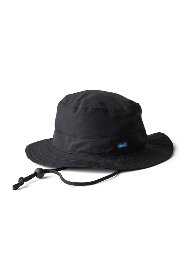 신더틱 스트랩 버킷은 아웃도어, 하이킹, 일상에서 활용하기 좋은 공용 버킷햇입니다. 얇은 두께의 나일론 소재로 제작되어 여름철 시원하게 착용할 수 있으며, 자외선 차단 및 생활 방수 기능을 갖춰 실용성을 높였습니다. 모자 깊이 8.8cm, 챙 넓이 5cm로 백팩 착용 시에도 챙이 방해되지 않으며, 턱끈과 토글 디자인으로 스타일리시함을 더했습니다. 턱끈은 길이 35cm이며, 땀과 수분 흡수를 돕는 탄성 밴드가 적용되었습니다. 캐주얼, 고프코어, 미니멀 스타일의 여행룩, 휴가룩, 등산룩에 매치하기 좋습니다.
