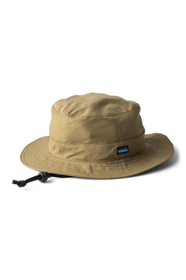 신더틱 스트랩 버킷은 아웃도어, 하이킹, 일상 등 다양한 활동에 적합한 모자입니다.  부드러운 나일론 소재로 제작되어 편안한 착용감을 제공하며, 봄, 여름, 가을 계절에 착용하기 좋습니다. 8.8cm 깊이의 모자와 5.5-30cm 챙 넓이로 디자인되었으며, 턱끈과 토글이 있어 스타일리시합니다. UPF 50+ 자외선 차단 기능과 방수 기능이 있어 야외 활동 시 유용하며, 탄성 헤드밴드와 백팩 착용 시 방해되지 않는 챙 디자인으로 편의성을 높였습니다. 여행룩, 등산룩, 산책룩 등 캐주얼, 고프코어, 미니멀 스타일 연출에 활용하기 좋습니다.
