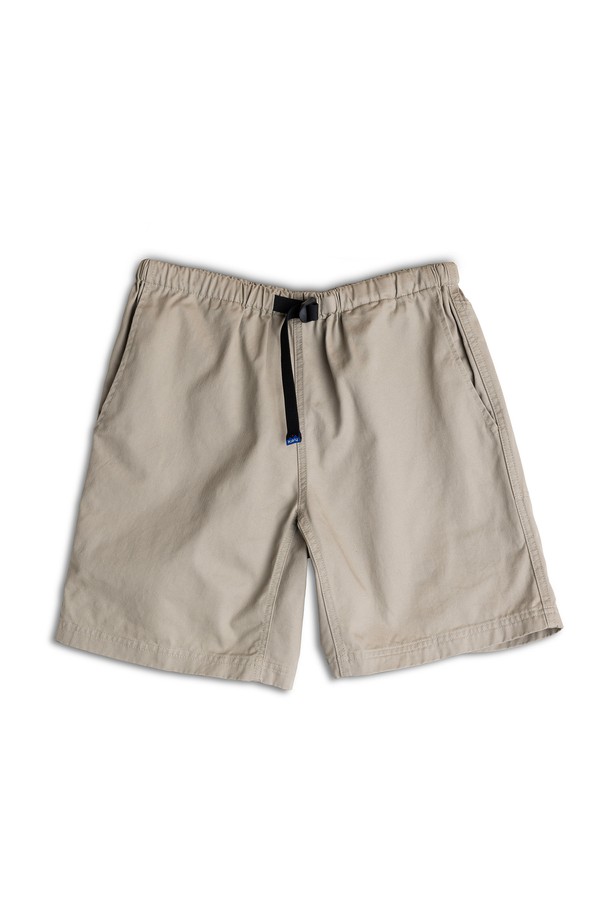 유잉 스트릿 스크랙 숏은 아웃도어 활동과 일상은 물론, 여행, 휴가, 산책 등 다양한 TPO에 어울리는 남성용 숏팬츠입니다. 헤리티지 카키 컬러의 무지 디자인에 얇은 두께감으로 봄, 여름 시즌에 시원하게 착용할 수 있습니다. 레귤러핏과 릴랙스핏의 편안한 착용감을 선사하며, 전체 밴딩과 사이즈 조절 기능을 제공합니다. 벨크로 포켓, 더블니들 스티칭, 내장형 벨트, 그리고 구세트 디테일로 스트릿, 캐주얼, 미니멀 스타일을 모두 소화할 수 있습니다. 면 소재로 제작되어 부드러운 촉감을 느낄 수 있습니다.
