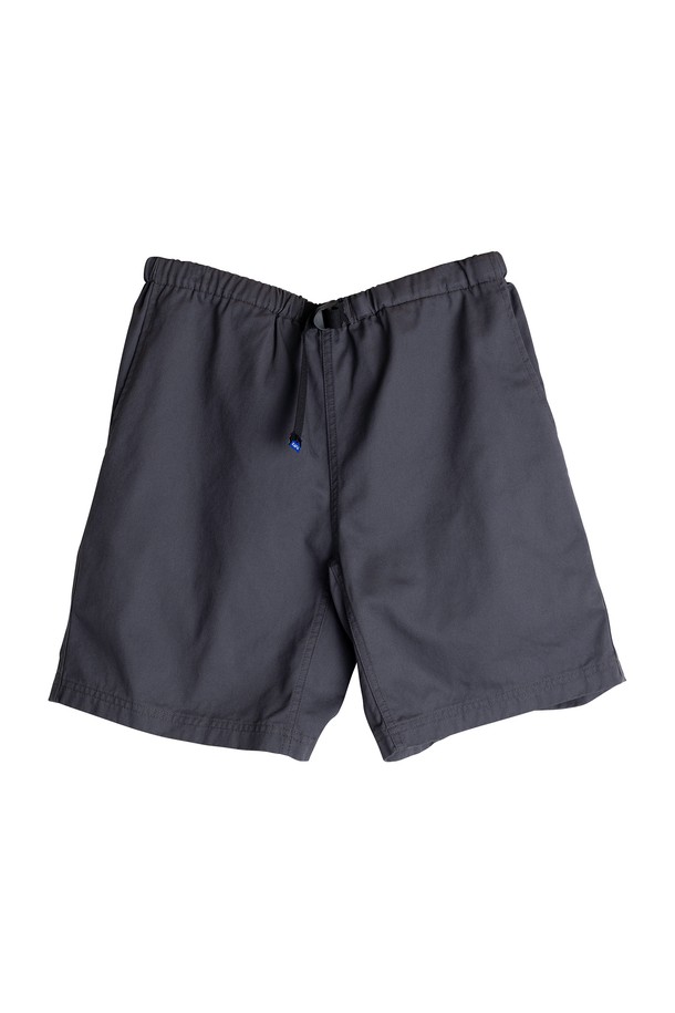 유잉 스트릿 스크랙 숏은 캐주얼, 스트릿 스타일을 즐기는 남성을 위한 여름용 숏팬츠입니다. 차콜 컬러의 무지 면 소재로 제작되어 부드러운 촉감과 통기성을 제공하며, 레귤러핏으로 편안하게 착용 가능합니다. 허리 부분 밴딩과 벨트 내장으로 편의성을 높였으며, 숏 기장으로 시원한 느낌을 줍니다. 뒷주머니는 벨크로 잠금 방식으로, 이중 바느질 보강으로 내구성을 더했습니다. 일상, 휴가, 여행 등 다양한 TPO에 활용하기 좋은 아이템입니다.
