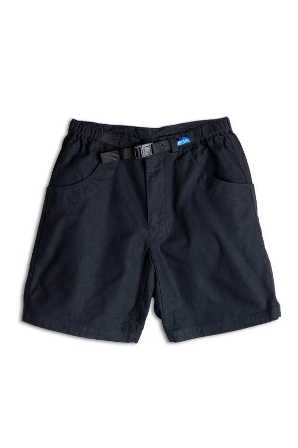 칠리왁 숏은 남녀 모두 착용 가능한 숏팬츠입니다. 뻣뻣한 촉감의 두꺼운 면 소재로 제작되었으며, 봄, 여름 시즌에 적합합니다. 캐주얼, 스포티, 미니멀한 스타일을 연출할 수 있으며, 허리 밴딩과 벨트 내장으로 편안한 착용감을 제공합니다. 일상, 아웃도어 활동 모두에 적합하며, 동네 마실룩, 여행룩, 캠핑룩 등 다양한 TPO에 활용할 수 있습니다. 반달형 포켓, 지갑 전용 포켓, 이중 바늘 스티치, 사이드 릴리즈 버클 등의 디테일이 돋보입니다.
