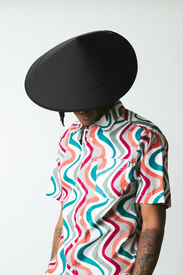 칠바는 아웃도어 활동과 일상에서 모두 활용 가능한 공용 모자입니다. 블랙 컬러의 무지 디자인에 24cm 모자 깊이, 47cm 챙 넓이로 제작되었으며, 부드러운 촉감의 나일론 소재를 사용하여 편안한 착용감을 선사합니다. 퀵드라이 폴리 메쉬 내부와 통기성을 위한 메쉬 디자인이 적용되어 쾌적함을 유지하며, UPF 50+ 자외선 차단 기능으로 햇볕으로부터 피부를 보호합니다. 고프코어, 캐주얼, 미니멀 스타일의 등산룩, 여행룩, 산책룩에 매치하기 좋으며, 토글과 목걸이형 착용이 가능합니다.
