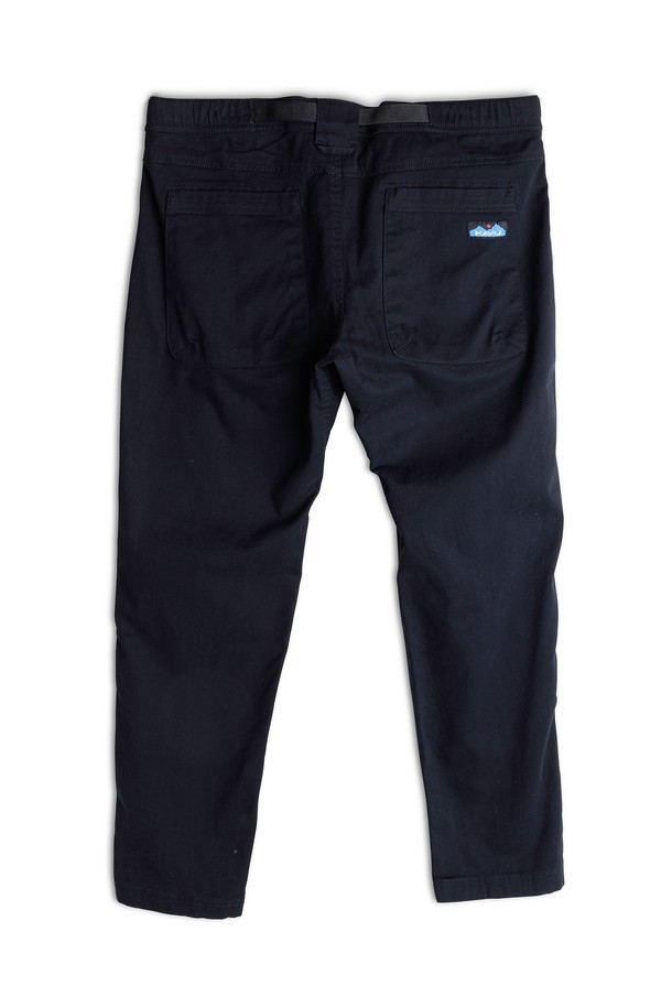 쿠마노는 아웃도어 활동과 일상 모두에 적합한 유니섹스 긴 바지입니다. 면과 라이크라 혼방의 부드러운 촉감으로 사계절 내내 편안하게 착용할 수 있으며, 스트레이트 핏과 레귤러 핏으로 제작되어 활동성을 높였습니다. 블랙 색상의 무지 디자인으로 캐주얼 스타일을 연출하며, 내장형 벨트, 사이드 릴리즈 버클, 다양한 수납 포켓 등 실용적인 디테일도 갖췄습니다. 밑위 보강과 이중 바늘 스티치, 로고 단추로 내구성을 더했습니다.
