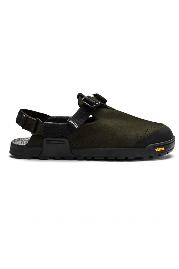 베드락 마운틴 클록은 남성용 신발로, 하이킹과 일상생활 모두에 적합합니다. Pinecone 컬러의 스웨이드, 폴리에스테르, 고무 소재를 사용하여 사계절 내내 착용 가능하며, 16mm 플랫 굽과 메쉬 안감으로 편안함을 더했습니다. 클라이밍 러버 토캡, 조절 가능한 스트랩 시스템, 힐 후크 클로저 시스템, 논마킹 러버 아웃솔, 방수 및 통기 기능을 갖춰 활동성을 높였습니다. 고프코어, 캐주얼, 미니멀 스타일의 여행룩, 등산룩, 캠핑룩 연출에 활용해보세요.
