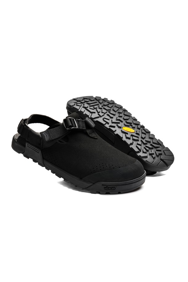 베드락 마운틴 클록은 남성용 클로그로, 하이킹 및 일상 생활에서 활용하기 좋은 신발입니다. 블랙 컬러의 스웨이드, 폴리에스테르, 고무 혼방 소재로 제작되었으며, 16mm 굽 높이의 플랫 디자인을 갖추었습니다. 발을 보호하고 지지하는 기능과 함께, 조절 가능한 힐 스트랩, 클라이밍 러버 토캡, 아치 서포트, 수분 흡수 메쉬 라이닝 등 다양한 특징을 제공합니다. 방수, 통기, 신축성, 보호 기능을 갖춰, 고프코어, 캐주얼, 미니멀 스타일의 여행룩, 산책룩, 캠핑룩에 잘 어울립니다.
