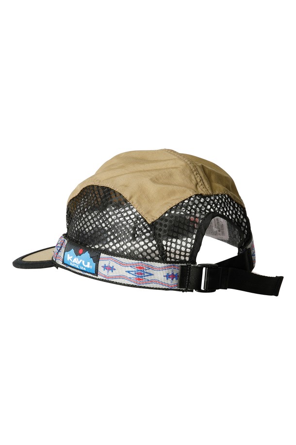 트레일러너는 트레일러닝과 아웃도어 활동에 적합한 공용 모자입니다. 여름철 얇은 두께감으로 시원하게 착용 가능하며, 나일론과 폴리에스테르 혼방 소재로 제작되어 뛰어난 통기성과 속건 기능을 제공합니다. 짧은 챙과 곡선형 디자인은 햇빛을 효과적으로 차단하며, 블랙 언더빌과 메쉬 패널, 웨빙 스트랩 디테일이 스포티한 스타일을 연출합니다. 자외선 차단 기능과 조절 가능한 스트랩으로 실용성을 높였으며, 러닝룩, 휴가룩, 등산룩 등 다양한 TPO에 활용 가능합니다. 미니멀하고 고프코어 스타일을 즐기는 분들께 추천합니다.
