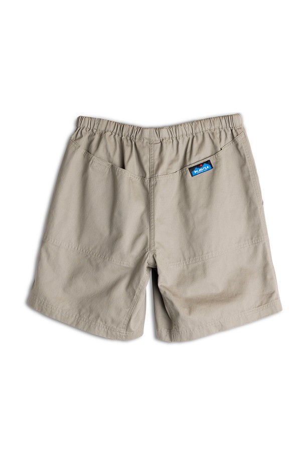 유잉 스트릿 스크랙 숏은 아웃도어 활동과 일상은 물론, 여행, 휴가, 산책 등 다양한 TPO에 어울리는 남성용 숏팬츠입니다. 헤리티지 카키 컬러의 무지 디자인에 얇은 두께감으로 봄, 여름 시즌에 시원하게 착용할 수 있습니다. 레귤러핏과 릴랙스핏의 편안한 착용감을 선사하며, 전체 밴딩과 사이즈 조절 기능을 제공합니다. 벨크로 포켓, 더블니들 스티칭, 내장형 벨트, 그리고 구세트 디테일로 스트릿, 캐주얼, 미니멀 스타일을 모두 소화할 수 있습니다. 면 소재로 제작되어 부드러운 촉감을 느낄 수 있습니다.
