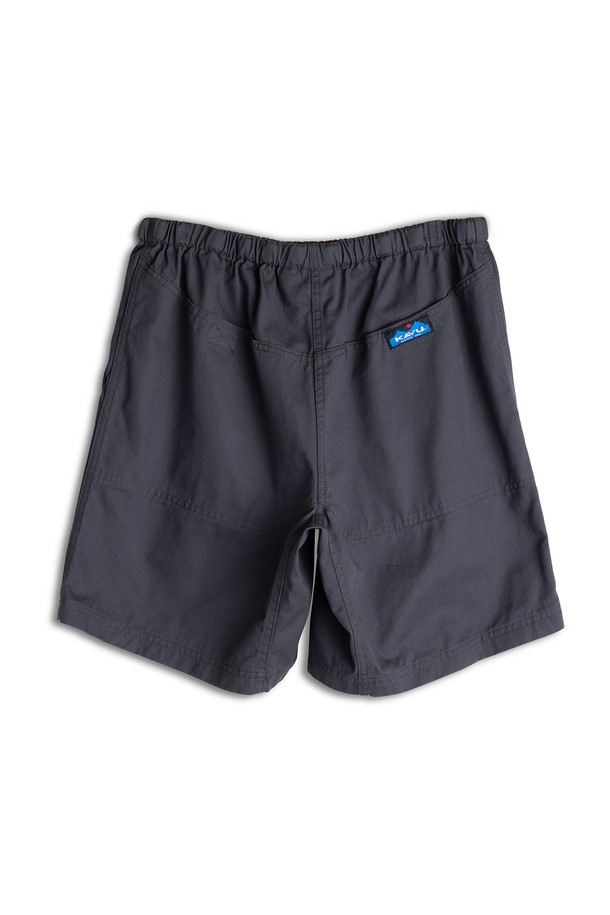 유잉 스트릿 스크랙 숏은 캐주얼, 스트릿 스타일을 즐기는 남성을 위한 여름용 숏팬츠입니다. 차콜 컬러의 무지 면 소재로 제작되어 부드러운 촉감과 통기성을 제공하며, 레귤러핏으로 편안하게 착용 가능합니다. 허리 부분 밴딩과 벨트 내장으로 편의성을 높였으며, 숏 기장으로 시원한 느낌을 줍니다. 뒷주머니는 벨크로 잠금 방식으로, 이중 바느질 보강으로 내구성을 더했습니다. 일상, 휴가, 여행 등 다양한 TPO에 활용하기 좋은 아이템입니다.
