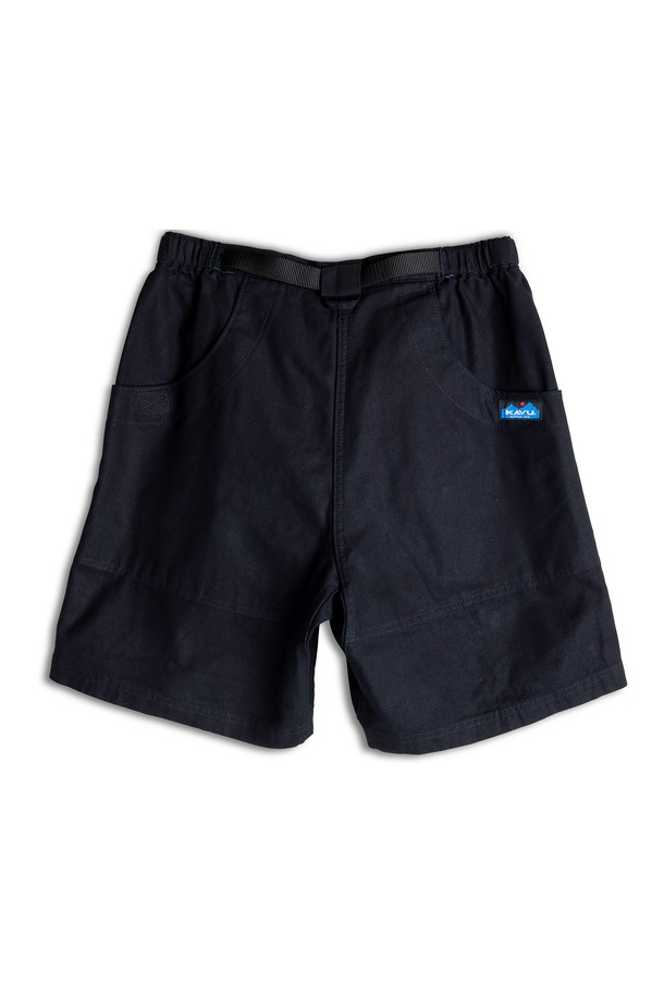 칠리왁 숏은 남녀 모두 착용 가능한 숏팬츠입니다. 뻣뻣한 촉감의 두꺼운 면 소재로 제작되었으며, 봄, 여름 시즌에 적합합니다. 캐주얼, 스포티, 미니멀한 스타일을 연출할 수 있으며, 허리 밴딩과 벨트 내장으로 편안한 착용감을 제공합니다. 일상, 아웃도어 활동 모두에 적합하며, 동네 마실룩, 여행룩, 캠핑룩 등 다양한 TPO에 활용할 수 있습니다. 반달형 포켓, 지갑 전용 포켓, 이중 바늘 스티치, 사이드 릴리즈 버클 등의 디테일이 돋보입니다.
