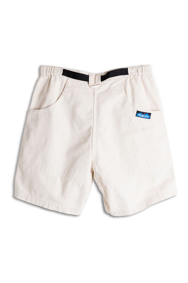 남성용 칠리왁 숏 반바지입니다. 캐주얼, 스포티, 미니멀한 스타일을 연출하기 좋으며, 봄, 여름에 착용하기 적합합니다. 블랙 컬러의 무지 디자인으로 다양한 상의와 매치하기 용이합니다. 밴딩 처리된 허리와 벨트 내장으로 편안한 착용감을 제공하며, 사이드 릴리즈 버클로 편리하게 조절할 수 있습니다. 오가닉 코튼 캔버스 소재의 두꺼운 면 소재로 제작되어 내구성이 뛰어나며, 하프문 실루엣 포켓, 전면 연결 포켓, 우측 뒷면 지갑 포켓 등 실용적인 디테일이 돋보입니다.
