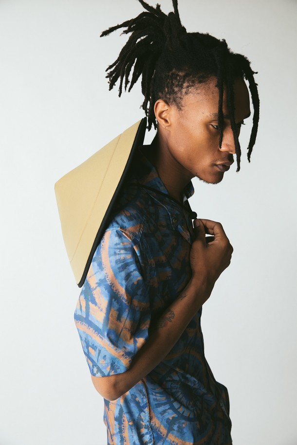 칠바는 플리스, 나일론, 폴리에스테르 혼방 소재로 제작되어 부드러운 촉감과 중간 두께감을 자랑하는 스트랩캡입니다. 베이지 컬러의 무지 디자인으로 아웃도어, 여행, 일상 등 다양한 TPO에 활용 가능하며, 캐주얼, 미니멀, 고프코어 스타일을 연출하기 좋습니다. 토글락 스트랩으로 착용감을 조절할 수 있으며, 사용하지 않을 때는 목걸이 형태로 착용하거나 부리토처럼 말아서 보관할 수 있습니다. 사계절 모두 착용 가능하며, 방수, 속건, 통기성 기능을 갖춰 실용적입니다. 중간 모자 깊이와 중간 챙넓이로 편안한 착용감을 제공합니다.
