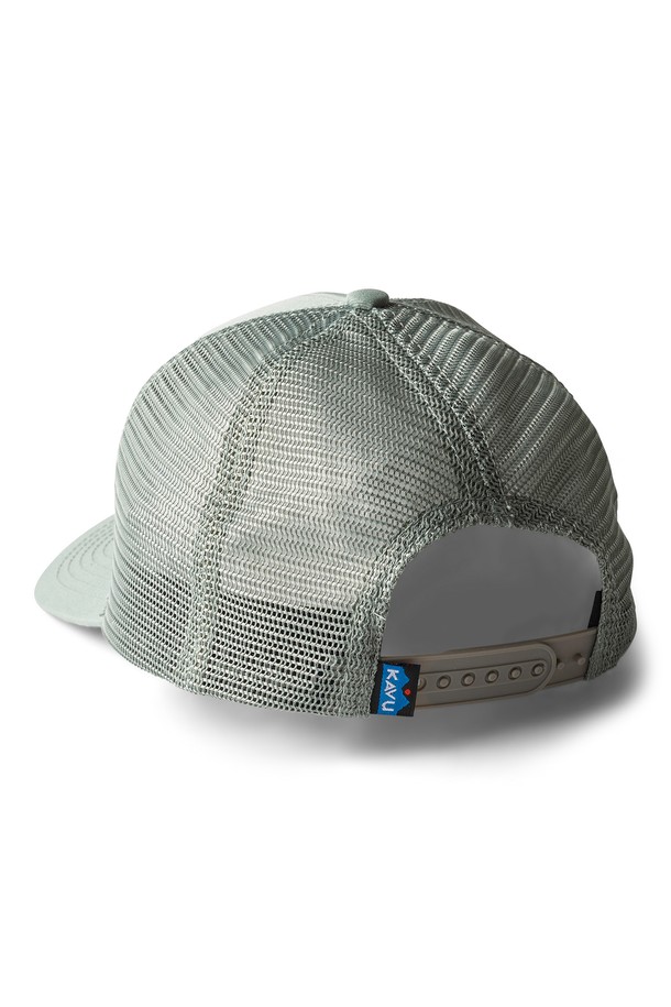 어보브 스탠다드는 여름철 야외 활동에 적합한 트러커햇입니다. 체리 마호가니, 치노이스 그린 두 가지 색상으로 출시되었으며, 공용으로 착용 가능합니다. 폴리에스테르 소재로 제작되어 16cm 깊이의 모자 깊이와 7.4cm 챙 넓이를 갖추었습니다. 부드러운 촉감과 6패널 메쉬 패턴이 특징이며, KAVU 자수와 곡선 챙 디자인으로 포인트를 더했습니다. UV 차단, 통기, 흡습 기능으로 쾌적함을 유지하며, 내구성과 신축성, 형태 유지 기능으로 실용성을 높였습니다. 여행, 휴가, 등산 등 다양한 TPO에 캐주얼, 고프코어, 스포티 스타일로 활용하기 좋습니다.
