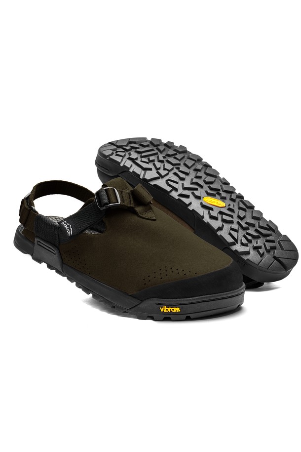 베드락 마운틴 클록은 남성용 신발로, 하이킹과 일상생활 모두에 적합합니다. Pinecone 컬러의 스웨이드, 폴리에스테르, 고무 소재를 사용하여 사계절 내내 착용 가능하며, 16mm 플랫 굽과 메쉬 안감으로 편안함을 더했습니다. 클라이밍 러버 토캡, 조절 가능한 스트랩 시스템, 힐 후크 클로저 시스템, 논마킹 러버 아웃솔, 방수 및 통기 기능을 갖춰 활동성을 높였습니다. 고프코어, 캐주얼, 미니멀 스타일의 여행룩, 등산룩, 캠핑룩 연출에 활용해보세요.
