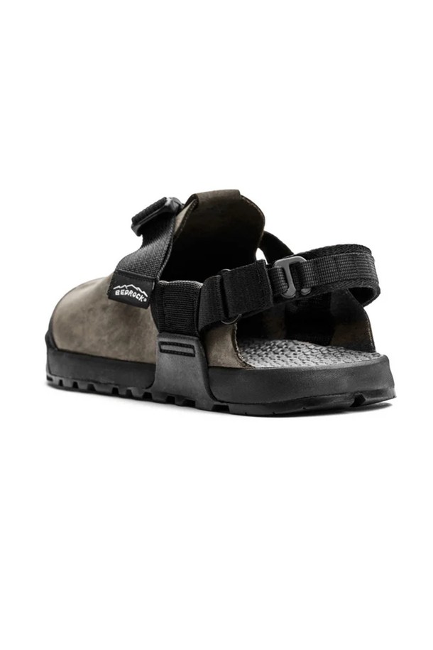 베드락 마운틴 클록은 남성을 위해 디자인된 클로그입니다. 드리프트우드와 그레이 두 가지 색상으로 제공되며, 하이킹과 일상생활 모두에 적합합니다. 누벅 가죽, 폴리에스테르, 나일론 등 다양한 소재를 사용하여 사계절 내내 착용 가능하며, 16mm 굽 높이의 플랫 형태입니다. 경량, 방수, 통기, 아치 서포트, 논마킹 아웃솔, 클라이밍 러버 토캡 등의 특징을 갖춰 등산룩, 여행룩, 캠핑룩과 같은 TPO에 고프코어, 캐주얼, 미니멀 스타일로 연출하기 좋습니다.
