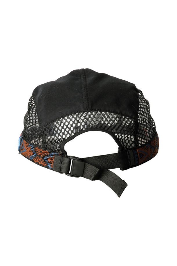 **트레일러너**는 트레일 러닝과 아웃도어 활동에 최적화된 모자입니다. 블랙 색상의 나일론 소재로 제작되어, 봄, 여름, 가을 계절에 착용하기 좋습니다. 7.3cm 깊이의 모자는 짧은 챙과 독특한 패턴으로 디자인되었으며, 메쉬 패널, 검은색 언더빌, 나일론 웨빙끈 디테일이 돋보입니다. 방수, 통기성, 속건 기능과 사이즈 조절이 가능하며, 약간 구부러진 챙으로 편안함을 더했습니다. 고프코어, 스포티, 캐주얼 스타일의 러닝룩, 등산룩, 캠핑룩에 잘 어울립니다.
