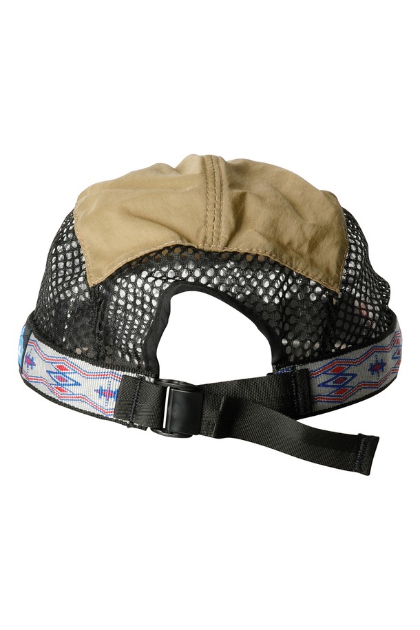 트레일러너는 트레일러닝과 아웃도어 활동에 적합한 공용 모자입니다. 여름철 얇은 두께감으로 시원하게 착용 가능하며, 나일론과 폴리에스테르 혼방 소재로 제작되어 뛰어난 통기성과 속건 기능을 제공합니다. 짧은 챙과 곡선형 디자인은 햇빛을 효과적으로 차단하며, 블랙 언더빌과 메쉬 패널, 웨빙 스트랩 디테일이 스포티한 스타일을 연출합니다. 자외선 차단 기능과 조절 가능한 스트랩으로 실용성을 높였으며, 러닝룩, 휴가룩, 등산룩 등 다양한 TPO에 활용 가능합니다. 미니멀하고 고프코어 스타일을 즐기는 분들께 추천합니다.
