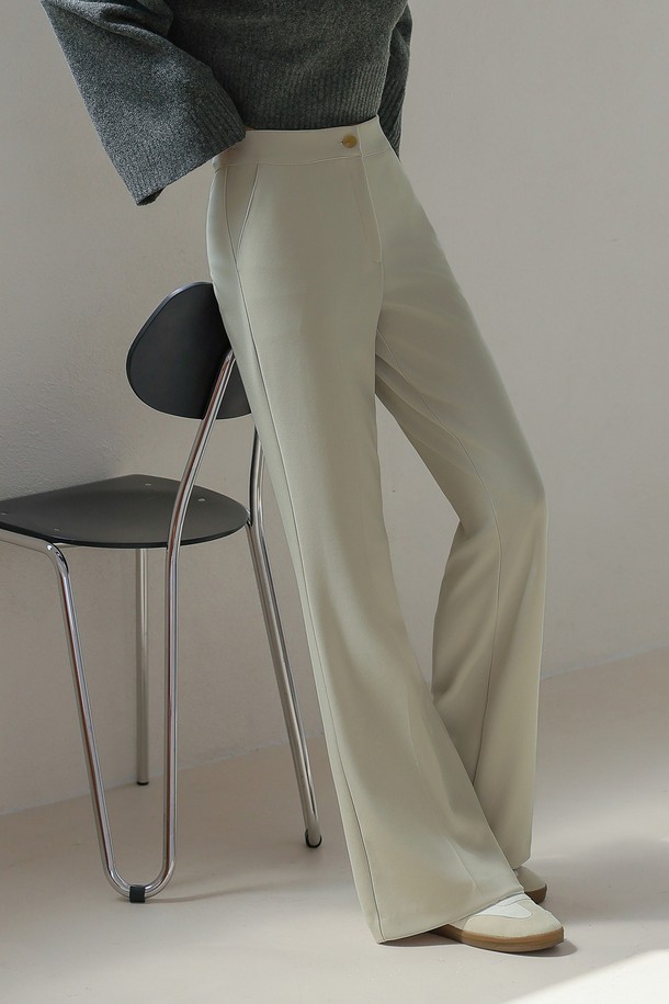 **에센셜 소프트 스트레치 부츠컷 슬랙스_NFSL4124 (베이지)**는 여성들을 위한 부츠컷 슬랙스입니다. 부드러운 촉감의 폴리에스터와 스판덱스 혼방 소재로 제작되어 편안한 착용감을 선사하며, 허리 밴딩 디자인으로 활동성을 높였습니다. 다리가 길어 보이는 슬림핏 부츠컷 디자인에 무릎 아래부터 자연스럽게 퍼지는 실루엣이 특징입니다. 베이지, 네이비, 블랙 세 가지 색상으로 출시되었으며, 사계절 내내 활용 가능합니다. 일상, 오피스룩, 출근룩, 모임룩 등 다양한 TPO에 클래식, 미니멀, 시크한 스타일로 연출하기 좋습니다.
