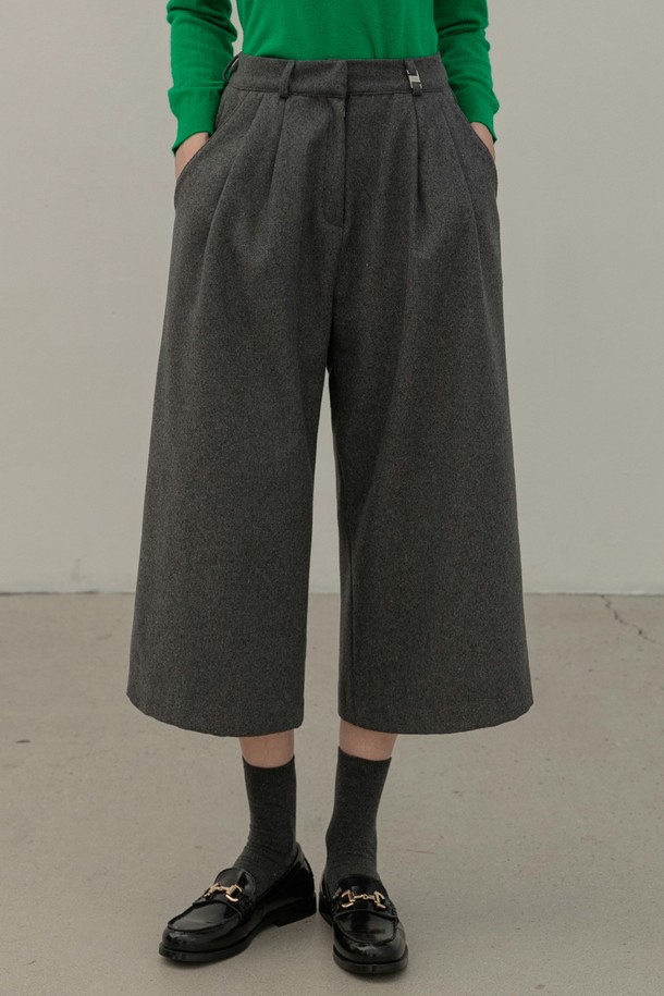 NON AND NON - 쇼트팬츠 - CLASSIC WOOL WIDE BURMUDA PANTS  (CHARCOAL)