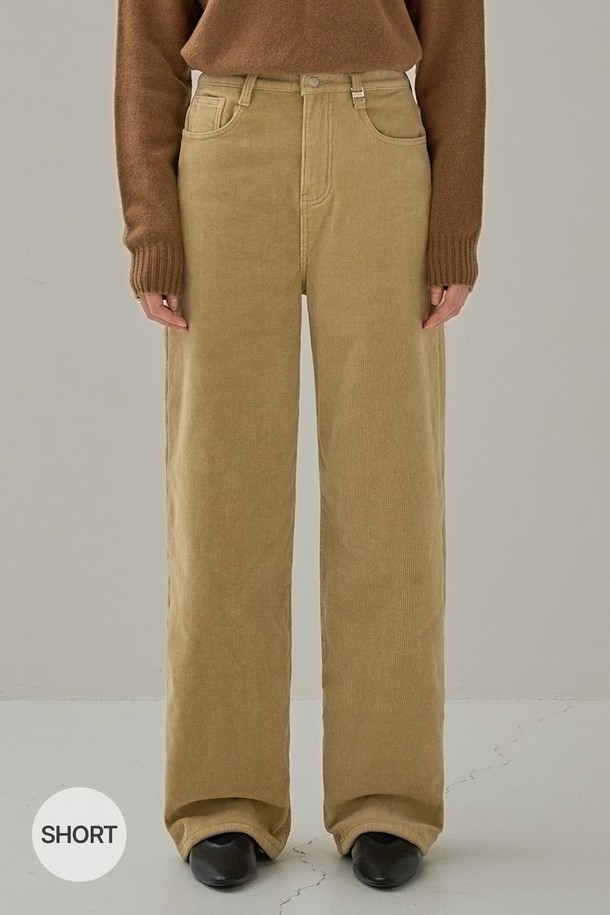 베이직하고 캐주얼한 무드의 여성용 코듀로이 와이드 낸닝(Napping) 팬츠입니다. 부드러운 촉감의 코듀로이, 면, 스판덱스 혼방 소재로 제작되어 가을, 겨울 시즌에 따뜻하게 착용할 수 있습니다. 하이웨스트 디자인에 기모 안감, 밴딩 처리로 편안한 착용감을 선사하며, 숏 및 레귤러 버전 선택이 가능합니다. 와이드핏으로 트렌디한 스타일을 연출하며, 베이지와 블랙 두 가지 컬러로 만나보세요. 겨울 데일리룩, 동네 마실룩, 카페룩 등 다양한 TPO에 활용하기 좋습니다.
