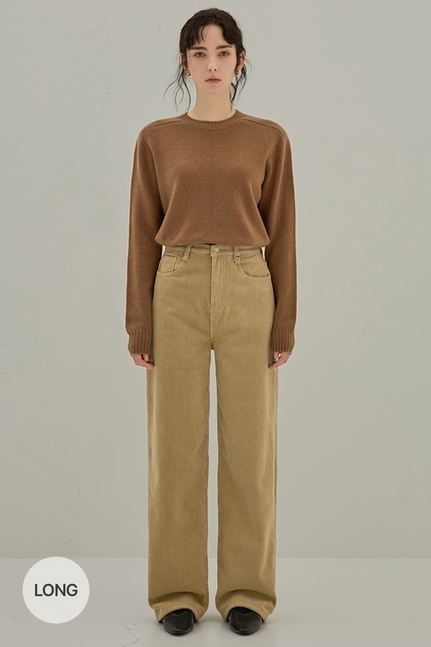 베이지 컬러의 CORDUROY WIDE NAPPING PANTS_NFPT4146는 여성용 코듀로이 와이드 핏 팬츠입니다. 부드러운 코듀로이 소재에 면, 스판덱스를 혼방하여 편안한 착용감을 선사하며, 두꺼운 두께감과 기모 안감으로 가을, 겨울 시즌에 따뜻하게 입을 수 있습니다. 하이웨스트 디자인과 허리 밴딩으로 활동성을 높였으며, 숏/레귤러 기장 선택이 가능하여, 데일리룩, 집콕룩, 산책룩 등 다양한 TPO에 활용하기 좋습니다. 베이직, 캐주얼, 미니멀, 클래식 스타일을 즐기는 분들께 추천합니다.
