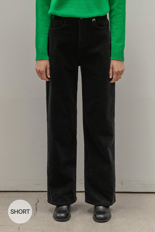 CORDUROY WIDE NAPPING PANTS_NFPT4146 (BLACK)는 부드러운 코듀로이 소재로 제작되어 가을, 겨울에 따뜻하게 입을 수 있는 여성용 바지입니다. 허리 밴딩 처리로 편안한 착용감을 제공하며, 플리스 안감으로 보온성을 높였습니다. 와이드 부츠컷 핏으로 다리가 길어 보이는 효과를 주며, 데일리룩, 집콕룩, 동네 마실룩 등 다양한 TPO에 활용하기 좋습니다. 베이직, 캐주얼, 미니멀, 클래식 스타일을 연출하기에 용이하며, 슬림핏과 레귤러핏 두 가지 스타일로 출시되어 선택의 폭을 넓혔습니다.
