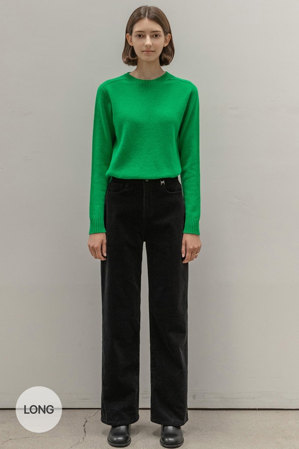 CORDUROY WIDE NAPPING PANTS_NFPT4146 (BLACK)는 여성용 바지로, 가을과 겨울에 착용하기 좋은 코듀로이 부츠컷 팬츠입니다. 블랙, 베이지, 아이보리 세 가지 색상으로 출시되었으며, 일상과 모임룩에 모두 잘 어울리는 캐주얼하고 미니멀한 스타일을 연출할 수 있습니다. 허리와 힙은 슬림하게 잡아주고, 밑단으로 갈수록 넓어지는 부츠컷 실루엣으로 다리가 길어 보이는 효과를 줍니다. 안감 기모와 고밀도 코듀로이 원단으로 제작되어 부드러운 촉감과 뛰어난 보온성을 자랑하며, 밴딩 처리된 허리로 편안한 착용감을 제공합니다. 두 가지 핏 버전으로 출시되어, 슬림핏을 선호하는 고객의 니즈까지 충족합니다.
