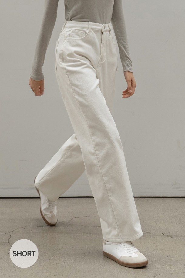 아이보리 컬러의 CORDUROY WIDE NAPPING PANTS_NFPT4146 (코듀로이 와이드 낸핑 팬츠)는 여성용 바지입니다. 가을, 겨울 시즌에 어울리는 두꺼운 두께감의 코듀로이 소재로 제작되었으며, 부드러운 촉감과 와이드 핏으로 편안한 착용감을 선사합니다. 허리 밴딩과 기모 안감, 플리스 안감으로 보온성을 높였으며, 하이웨스트 디자인으로 다리가 길어 보이는 효과를 줍니다. 데일리룩, 집콕룩, 산책룩 등 다양한 TPO에 활용 가능하며, 캐주얼, 미니멀, 클래식 스타일을 연출하기 좋습니다. 신축성이 있어 활동성을 높였으며 슬림/레귤러 두 가지 버전으로 출시되었습니다.
