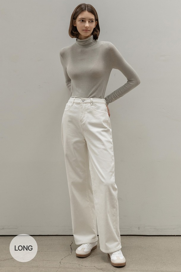 아이보리 컬러의 CORDUROY WIDE NAPPING PANTS(코듀로이 와이드 낸핑 팬츠)는 부드러운 촉감의 하이덴시티 코듀로이 소재로 제작되어 가을, 겨울 시즌에 따뜻하고 편안하게 착용할 수 있습니다. 여성용 긴 기장의 와이드핏 팬츠로, 힙부터 밑단까지 플레어지는 실루엣이 특징이며, 기모 안감으로 보온성을 높였습니다. 허리 밴딩 처리로 편안함을 더했으며, 베이직하고 캐주얼한 스타일로 데일리룩과 가을 나들이룩에 모두 잘 어울립니다. 슬림 버전과 레귤러 버전 두 가지 스타일 중 선택 가능합니다.
