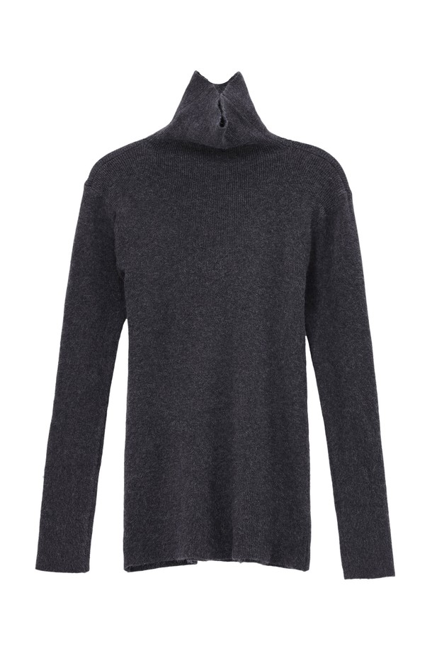 하이 터틀넥 니트_NFKN4135는 여성 의류로, 가을과 겨울에 따뜻하게 착용할 수 있는 니트 스웨터입니다. 울 소재로 제작되어 부드러운 촉감을 선사하며, 두꺼운 두께감으로 보온성을 높였습니다. 베이직한 스타일의 무지 디자인에 하이넥 터틀넥으로 포인트를 더해 클래식하고 미니멀한 출근룩을 연출하기 좋습니다. 긴 소매, 레귤러핏으로 제작되었으며, 블랙 컬러로 어떤 하의에도 쉽게 매치할 수 있습니다.
