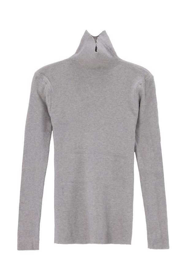 HIGH TURTLENECK KNIT (하이 터틀넥 니트_NFKN4135)는 여성용 터틀넥 니트로, 가을과 겨울에 따뜻하게 착용하기 좋습니다. 베이직하고 미니멀한 스타일로, 출근룩에 활용하기 좋은 디자인입니다. 부드러운 촉감의 울과 아크릴 혼방 소재로 제작되었으며, 두꺼운 두께감과 긴소매 기장으로 보온성을 높였습니다. 무지 패턴의 레귤러핏으로, 다양한 스타일 연출이 용이한 기본 터틀넥 니트입니다.
