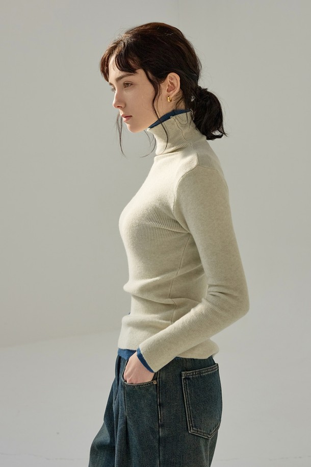 HIGH TURTLENECK KNIT_NFKN4135 (하이 터틀넥 니트)는 여성용 니트/스웨터로, 가을과 겨울에 따뜻하게 입을 수 있는 두꺼운 소재의 터틀넥입니다. 아이보리 색상의 무지 디자인으로, 베이직하고 미니멀한 스타일을 연출합니다. 슬림핏으로 제작되어 깔끔한 핏을 선사하며, 긴 소매 기장으로 보온성을 높였습니다. 출근룩이나 미니멀, 클래식 스타일을 선호하는 분들께 추천합니다. 부드러운 촉감과 기본 터틀넥 디자인으로 편안하게 착용할 수 있습니다.
