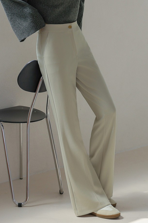 **에센셜 소프트 스트레치 부츠컷 슬랙스_NFSL4124 (베이지)**는 여성들을 위한 부츠컷 슬랙스입니다. 부드러운 촉감의 폴리에스터와 스판덱스 혼방 소재로 제작되어 편안한 착용감을 선사하며, 허리 밴딩 디자인으로 활동성을 높였습니다. 다리가 길어 보이는 슬림핏 부츠컷 디자인에 무릎 아래부터 자연스럽게 퍼지는 실루엣이 특징입니다. 베이지, 네이비, 블랙 세 가지 색상으로 출시되었으며, 사계절 내내 활용 가능합니다. 일상, 오피스룩, 출근룩, 모임룩 등 다양한 TPO에 클래식, 미니멀, 시크한 스타일로 연출하기 좋습니다.
