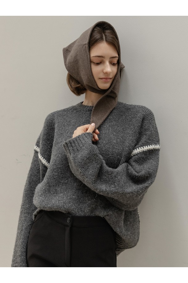 CHUNKY CRWNECK SWEATER (차콜)는 가을, 겨울 시즌에 어울리는 공용 니트/스웨터입니다. 부드러운 촉감의 폴리에스테르, 나일론, 울, 스판덱스 혼방 소재로 제작되었으며, 두꺼운 두께감과 오버핏으로 포근한 착용감을 선사합니다. 라운드넥 디자인에 와이드 립 디테일, 드롭숄더, 유니크한 텍스처 패턴이 더해져 베이직하면서도 캐주얼한 스타일을 연출합니다. 차콜, 아이보리, 네이비, 블랙 색상으로 출시되었으며, 겨울 데일리룩, 카페룩 등 다양한 TPO에 활용하기 좋습니다. 미니멀, 클래식, 캐주얼 스타일을 즐겨 입는 분들께 추천합니다.
