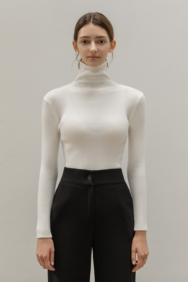 하이 터틀넥 니트(HIGH TURTLENECK KNIT_NFKN4135)는 여성용 니트/스웨터로, 가을과 겨울에 따뜻하게 착용할 수 있습니다. 부드러운 촉감의 두꺼운 니트 소재로 제작되었으며, 베이직하고 미니멀한 스타일을 연출합니다. 하이넥 디자인과 슬림핏으로 세련된 실루엣을 강조하며, 무지 패턴의 긴소매 디자인으로 다양한 스타일링에 활용하기 좋습니다. 출근룩, 모임룩, 데이트룩 등 TPO에 맞춰 클래식, 미니멀, 시크한 무드를 연출해보세요.
