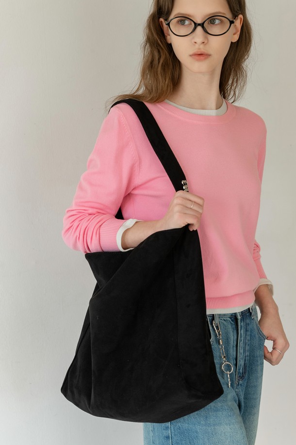 라운드 넥 베이직 헤라시 니트_NSKN5212는 여성 의류로, 봄, 가을에 착용하기 좋은 긴소매 니트/스웨터입니다. 베이직한 디자인에 헤링본 조직감으로 고급스러움을 더했으며, 부드러운 촉감이 특징입니다. 아이보리, 옐로우, 핑크, 그레이, 네이비, 블랙 6가지 컬러로 제공되어 다양한 스타일 연출이 가능합니다. 레귤러핏으로 데이트룩, 카페룩 등 어떤 TPO에도 잘 어울리며, 클래식, 미니멀, 캐주얼 스타일을 즐겨 입는 분들께 추천합니다. 비스코스, 폴리에스테르, 스판덱스, 울 혼방 소재로 제작되었습니다.
