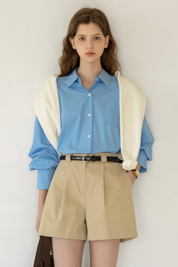 클래식 핀턱 코튼 하프 팬츠_NSHT5222는 여성스러운 A라인 핏으로 다리 라인을 더욱 슬림하게 연출해 줍니다. 크림/베이지, 차콜 두 가지 색상으로 출시되어 데일리룩, 카페룩 등 다양한 TPO에 활용하기 좋습니다. 면 소재로 제작되어 사계절 내내 편안하게 착용할 수 있으며, 핀턱 디테일이 클래식하고 베이직한 스타일을 완성합니다. 슬림한 허리 라인과 프리미엄 후크 클로저, 포켓 디테일이 더해져 실용성과 디자인을 모두 갖췄습니다. 미니멀하고 캐주얼한 스타일을 선호하는 여성에게 제격입니다.
