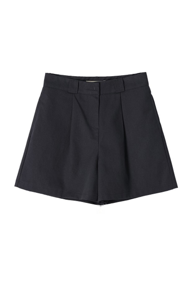 클래식 핀턱 코튼 하프 팬츠_NSPT5222는 여성 고객을 위한 반바지입니다. 크림/베이지, 차콜 두 가지 색상으로 출시되었으며, 면 소재에 핀턱 디테일과 A라인 핏으로 클래식하고 베이직한 스타일을 연출합니다. 봄, 여름, 가을, 겨울 사계절 내내 착용 가능하며, 부드러운 촉감이 특징입니다. 프리미엄 후크 잠금장치와 포켓 디테일로 편의성을 더했으며, 데이트룩, 카페룩, 쇼핑룩 등 다양한 TPO에 활용하기 좋습니다.
