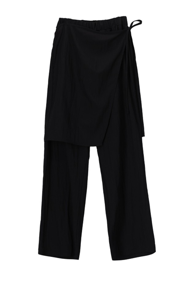 나일론 랩 레이어드 밴딩 팬츠 (NYLON WRAP LAYERED BANDING PANTS_NSPT5220)는 여성용 바지로, 모던하고 미니멀한 스타일을 추구하는 분들께 적합합니다. 봄, 가을 시즌에 어울리는 긴 기장의 와이드 핏 팬츠로, 랩 스타일 레이어드 디자인이 특징입니다. 밴딩 디테일이 허리 라인을 편안하게 잡아주며, 나일론 소재로 제작되어 편안한 착용감을 선사합니다. 블랙 컬러로 어떠한 상의와도 자연스럽게 매치하여 미니멀하고 클래식한 룩을 연출할 수 있습니다.
