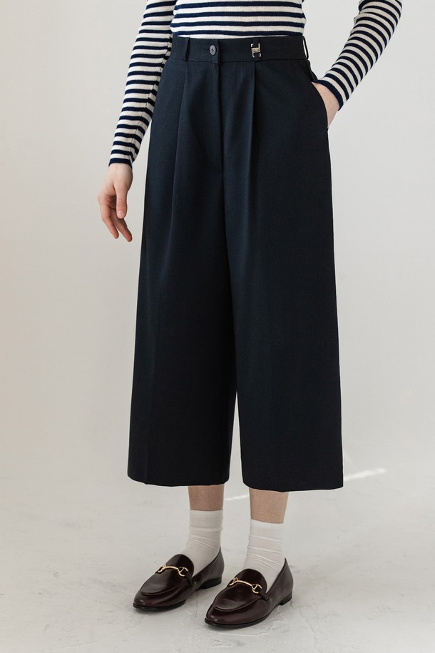 **CURROT (큐롯) 핀턱 버뮤다 팬츠 NNPT0001**는 여성용 버뮤다 팬츠입니다. 네이비 컬러의 무지 디자인으로, 봄, 여름 시즌 데일리 및 세미 캐주얼 스타일 연출에 용이합니다. 폴리에스터, 레이온, 스판덱스 혼방 소재로 제작되어 편안한 착용감을 선사하며, 루즈핏으로 활동성을 높였습니다. 앞 허리 밴딩 디테일과 핀턱 디자인이 특징이며, 메달 심볼과 로고 패치가 포인트를 더합니다. 쇼핑룩, 미니멀, 클래식, 캐주얼 스타일을 즐기는 분들께 추천합니다.
