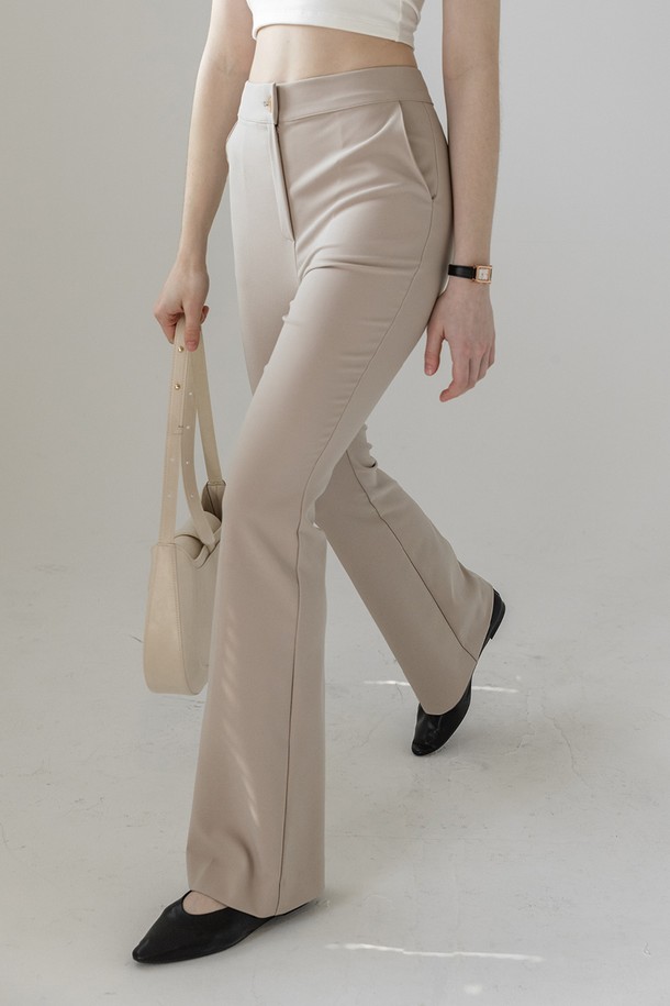 SLIM SEMI BOOTS-CUT SLACKS (슬림 세미 부츠컷 슬랙스) NNSL0006는 여성용 슬랙스로, 미니멀하고 베이직한 스타일을 추구하는 분들께 적합합니다. 봄, 가을에 어울리는 긴 기장의 슬랙스로, 베이지, 소라, 네이비 세 가지 색상으로 제공됩니다. 폴리에스테르, 레이온, 스판덱스 혼방 소재로 제작되어 부드러운 촉감을 선사하며 슬림핏 부츠컷으로 다리 라인을 더욱 돋보이게 합니다. 하이웨스트 디자인과 센터 머신 주름 디테일이 특징이며, 오피스룩, 출근룩, 모임룩 등 다양한 TPO에 활용 가능합니다. 뒷면 패치 로고와 길이 수선이 가능한 점도 장점입니다.
