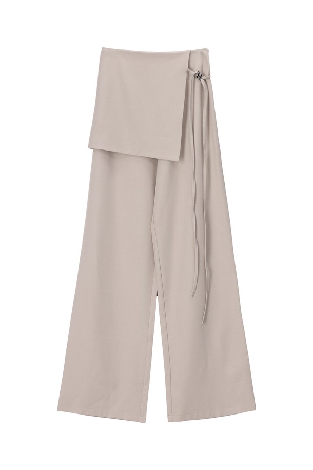 STRING SKIRT LAYERED SLACKS (스트링 스커트 레이어드 슬랙스)는 여성스러운 무드를 연출하는 레이어드 슬랙스입니다. 차콜(Charcoal)과 베이지(Beige) 두 가지 컬러로 출시되었으며, 일상, 오피스룩, 모임룩, 데이트룩 등 다양한 TPO에 활용 가능합니다. 봄, 가을에 적합하며, 트렌디하면서도 클래식한 스타일을 연출할 수 있습니다. 릴랙스핏의 긴 기장 슬랙스로, 부드러운 폴리에스테르, 스판덱스 혼방 소재를 사용하여 편안한 착용감을 선사합니다. 스커트 레이어드 디자인과 스트랩 디테일, 커스텀 실버링 포인트가 돋보이며, 프리미엄 테일러 서비스로 길이 수선도 가능합니다.
