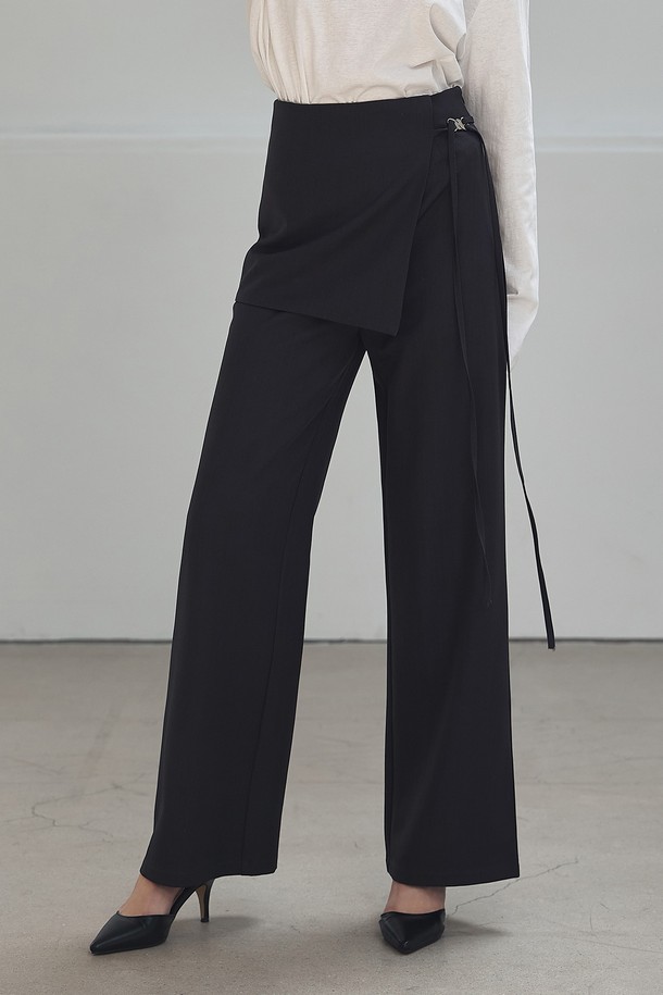 스트링 스커트 레이어드 슬랙스_에스에스엘515는 트렌디한 스타일을 연출하는 여성용 레이어드 슬랙스입니다. 봄, 가을에 어울리는 차콜, 베이지 두 가지 색상으로 출시되었으며, 일상복, 데이트룩, 모임룩 등 다양한 TPO에 활용 가능합니다. 루즈핏의 긴 기장 슬랙스로, 부드러운 폴리에스테르와 스판덱스 혼방 소재로 제작되어 편안한 착용감을 선사합니다. 스커트 레이어드 디자인과 스트랩 디테일, 사이드 실버 링 포인트가 특징이며, 길이 수선이 가능하여 체형에 맞게 착용할 수 있습니다. 미니멀, 클래식, 시크한 스타일을 즐기는 분들께 추천합니다.
